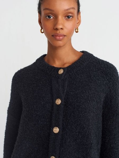 DÜĞME DETAYLI BUKLET TRİKO HIRKA