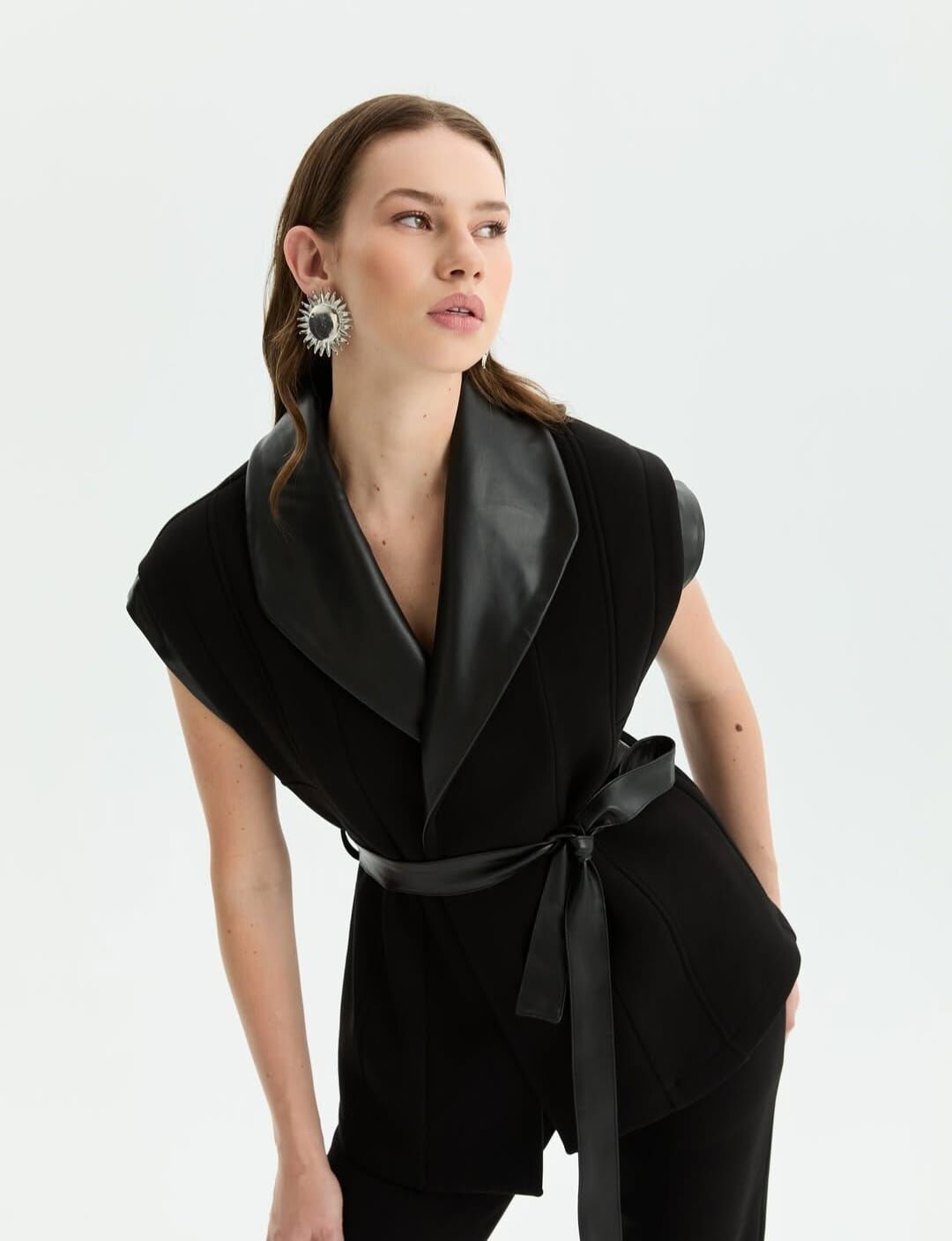 ŞARDONLU DERİ DETAYLI YELEKLI TAKIM