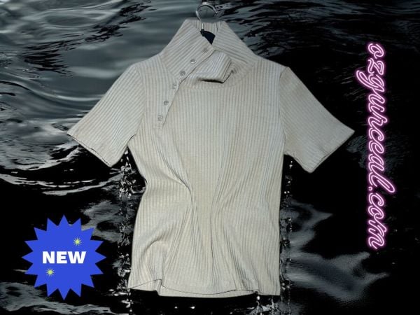 BOYUNDAN  DÜĞMELİ  T-SHİRT