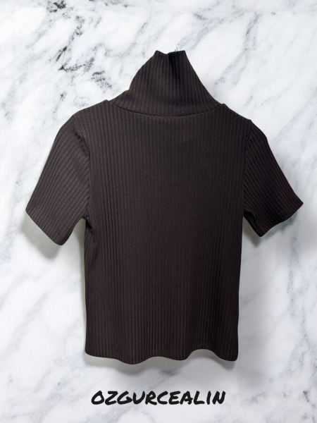 BOYUNDAN  DÜĞMELİ  T-SHİRT