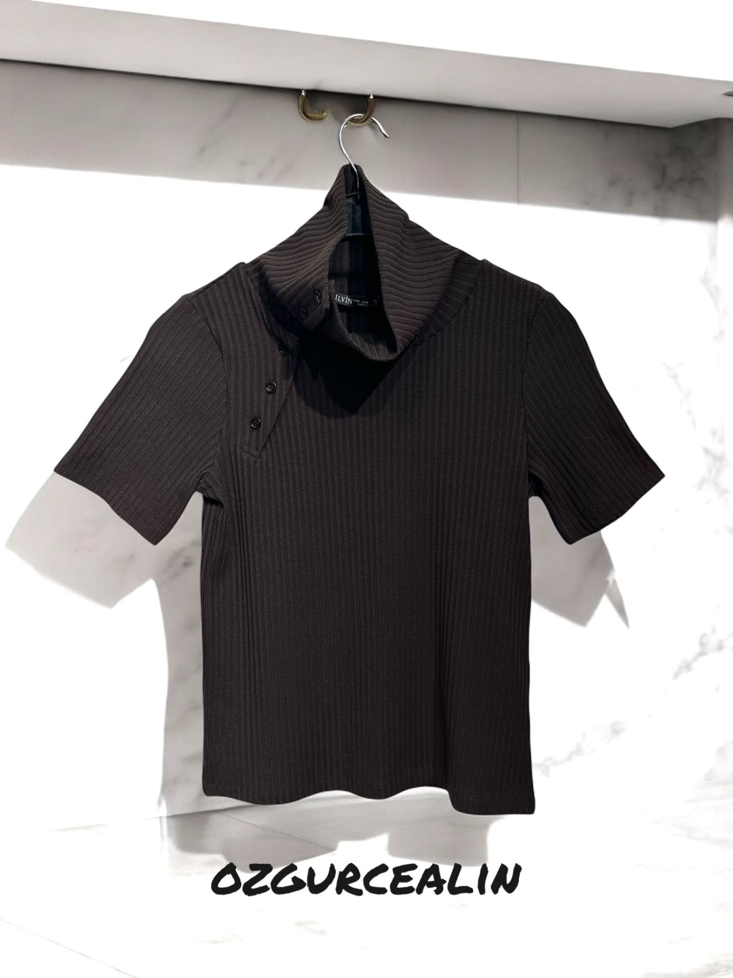 BOYUNDAN  DÜĞMELİ  T-SHİRT