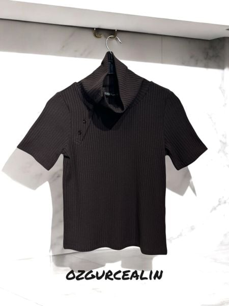 BOYUNDAN  DÜĞMELİ  T-SHİRT