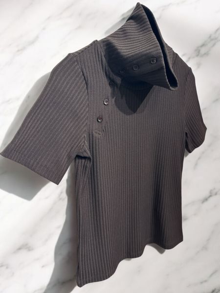 BOYUNDAN  DÜĞMELİ  T-SHİRT